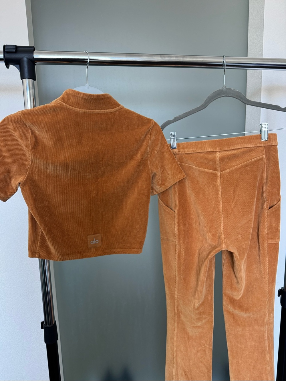 Alo Yoga Micro Corduroy 2 Piece Set Toffee Flare Pants Crop Top S - Picture 7 of 12